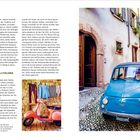 Links: Text über italienisches Design und Mobilität. Rechts: Foto eines blauen Fiat 500 in einer alten, gepflasterten Gasse.