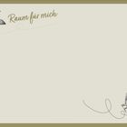 "Raum für mich" in eleganter Schrift. Links oben Blätter und Blüten, rechts unten fliegender Vogel in minimalistischer Linie.