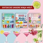 "Entdecke unsere Ninja-Welt" steht über drei Rezeptbüchern für Ninja Slushi und Creami. Cocktails und Eiscreme sind dekorativ platziert.