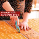 Text: "DAS MUST-HAVE PATCHWORK-BUCH!" Eine Person schneidet Stoff mit einem Rollschneider.