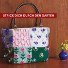 Text: "STRICK DICH DURCH DEN GARTEN". 
Eine Tasche mit gestricktem Blumendesign, Holzhintergrund, Vase mit Blumen rechts.