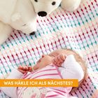 Text: "WAS HÄKLE ICH ALS NÄCHSTES?" Ein Baby schläft auf einer bunten Decke, daneben ein Plüsch-Eisbär.