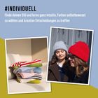 "#INDIVIDUELL Finde deinen Stil und lerne ganz intuitiv, Farben selbstbewusst zu wählen." Links Pulloverstapel, rechts zwei Personen mit Mützen.