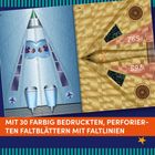 "MIT 30 FARBIG BEDRUCKTEN, PERFORIERTEN FALTBLÄTTERN MIT FALTLINIEN." Illustration von Papierflugzeug-Vorlagen.