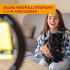 „Eigene Hörspiele, Interviews u. v. m. produzieren.“ Mädchen hält eine schwarze Katze, sitzt auf einem Sofa.
