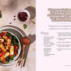 "Warmer Halloumi-Spinat-Salat mit gerösteter Paprika, Granatapfel und Minzdressing. Zeitbedarf: 35 Minuten." Links ein Salat mit Halloumi.