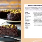 "Schoko-Espresso-Kuchen" mit Rezepttext und Zutatenliste. Ein Stück saftiger Schokoladenkuchen mit Nüssen, stilvoll serviert.