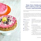 Rote-Bete-Rohkosttorte mit Cashewcreme, Rosenwasser und Kakaobutter. Rezeptdetails, Zutaten und Zubereitung sind angegeben. Links ist die Torte mit rosa Creme und Verzierungen zu sehen.