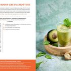 Rezept für "Balance Boost Green Smoothie" mit Zutatenliste, Zubereitungsschritten und antientzündlichen Fakten. Links Text, rechts Bild.