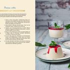 Rezepttext für Panna Cotta mit Himbeersoße; daneben drei Dessertportionen, dekoriert mit Minzblättern auf rustikalem Tisch.