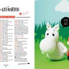 "Ungleiche Gefährten" links, rechts zwei gehäkelte Figuren, eine weiße, eine kleine mit orangem Haar, Sprechblase: "Ich bin 12 cm groß!"