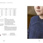 Text zu Strickgrößen, Maschenproben, Zubehör und Anleitung auf linker Seite. Rechts ein Kind in blauem Pullover.