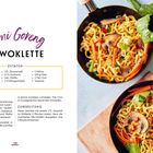 Links: "Bami Goreng im Woklette", Zutaten und Zubereitungstext für Nudelgericht. Rechts: Wok mit bunten Nudeln und Gemüse.
