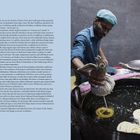 Ein Mann in blauer Kleidung formt mit einem Teigbeutel spiralförmige Süßigkeiten in heißem Öl. Links ist ein Textblock über Desserts.