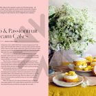 "Mango & Passionfruit Cream Cakes" ist der Titel. Rezept für 12 kleine Kuchen. Links Text, rechts Blumen und fertige Kuchen.