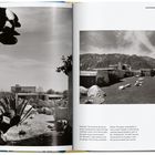 KAUFMANN DESERT HOUSE. Links eine Wüstenlandschaft mit Kakteen, rechts ein modernes Haus vor Bergen.