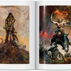 Links und rechts stehen muskulöse Krieger im Kampf, Waffen erhoben, Flammen und Schlacht im Hintergrund.