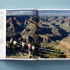 Text beschreibt eine Reise durch die USA mit National Geographic. Bild zeigt Menschen beim Betrachten des Grand Canyons.