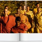 Seitenzahlen 146 und 147; Menschen in orange und gelb gewickelten Kleidern, stehen in einer natürlichen Landschaft.