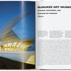 "Milwaukee Art Museum, Milwaukee, Wisconsin, USA, 13,200 m²." Links ein modernes Gebäude mit geschwungenen Formen und Flügeldach.