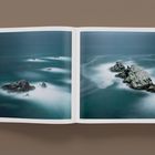 Links: "Pacific, 2018", rechts: "Point Reyes, 2018". Offenes Buch mit zwei Fotos von Felsen im Meer, umgeben von nebligem Wasser.