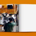 Texte:

Seite 82:
Bonjour.
VLADIMIR YAVACHEV
C’est un plaisir de te voir, Hans Ulrich.

Seite 83:
Bonjour.
VLADIMIR YAVACHEV
Very good to see you, Hans Ulrich.

Illustrationen zeigen ein verpacktes Bauwerk und einen Weg mit farbigen Linien.