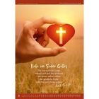 "Liebe im Sinne Gottes. Die menschliche Liebe richtet sich auf den anderen um seiner selbst willen, die geistliche Liebe liebt ihn um Christi willen." Eine Hand hält ein rotes Herz mit einem leuchtenden Kreuz, Hintergrund zeigt Sonnenaufgang über einem Feld, unten Kalender für August.