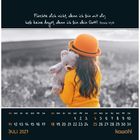 „Fürchte dich nicht, denn ich bin mit dir; hab keine Angst, denn ich bin dein Gott!“ Jesaja 41,10. Ein Mädchen in gelber Kleidung hält einen Teddy, dahinter Natur. Kalender für Juli 2027.