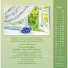August-Kalenderseite mit blauem Blumenstrauß am offenen Fenster; poetische Texte über Licht, Luft und Freundschaft.