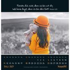 Oben steht: "Fürchte dich nicht, denn ich bin mit dir; hab keine Angst, denn ich bin dein Gott! Jesaja 41,10". Unten ist ein Kalender, Juli 2027. Ein Kind mit orangem Hut hält einen Teddybär.