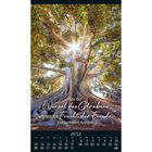 Text: "Aus der Wurzel des Glaubens wächst die Frucht der Freude. Charles Haddon Spurgeon"
Kalender: Monat Juli. Großer Baum mit Lichtstrahlen durch seine Äste.
