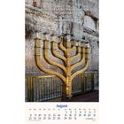 Text: „So soll euer Licht vor den Menschen leuchten, … und euren Vater im Himmel preisen. Matthäus 5,16.“
Kalender für August, goldener Menorah im Vordergrund vor einer Steinmauer.