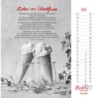 Text: "Liebe im Überfluss", Zitat über Schale versus Kanal und Fülle. Kalender für Juli. Bild zeigt zwei Eistüten in Gläsern.