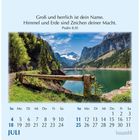 Text: „Groß und herrlich ist dein Name. Himmel und Erde sind Zeichen deiner Macht. Psalm 8,10.“ 

Ein Kalenderbild für Juli zeigt einen See inmitten von Bergen.