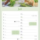 "Juli" steht oben. Darunter frische Kräuter, Tomaten, Zwiebeln und Olivenöl auf einem Tisch. Kalenderdetails von Juli sind sichtbar.