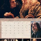 Kalender für Juli mit Szenen aus einem Fantasy-Film. Oben und unten Charaktere in mittelalterlicher Kleidung.