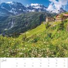 Kalenderblatt mit Juli-Kalender. Bergwiese mit Blumen, dahinter schneebedeckte Berge und zwei Holzhütten.