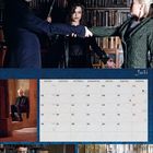 Kalenderseite mit Juli und Wochentagen. Szene mit drei Charakteren in einem Bücherzimmer, weitere kleinere Bilder darunter.