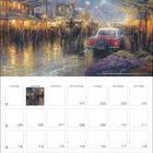 Kalendermonat mit Wochenübersicht, Bild einer belebten Straße bei Sonnenuntergang, rote Oldtimer, Berge im Hintergrund.