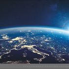 "07 | Juli" und Kalendertage unten. Weltallansicht der Erde mit beleuchteten Städten und Sonnenaufgang am Horizont.