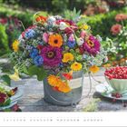 "Juli" steht unten rechts. Bunter Blumenstrauß und rote Johannisbeeren in einem Garten.