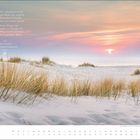 Gedicht von Hedwig Lachmann über das Meer, Sonnenuntergang über Dünen mit Gras, pastellfarbener Himmel. Datum: Juli.