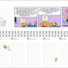 Kalenderblatt für Februar 2027, Illustration mit drei Comic-Panels. Ein Junge bleibt mit seinem Pullover am Anspitzer hängen.