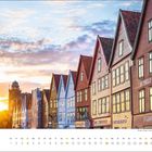 Kalenderblatt "juli" mit farbenfrohen Holzhäusern bei Sonnenuntergang, Bryggen, Bergen, Norwegen. Feiertag markiert.