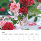 Text: "Juli" mit Wochentagen und Datumszahlen. Illustration: Ein Arrangement aus roten und rosa Rosen in einer Glasvase.