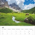 Juli, Kalender mit Tagen, Wochentagen und KW-Spalte. Alpenlandschaft mit Kühen, grüne Wiesen, Berge, blauer Himmel.