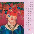 Kalenderseite für Juli; Illustration einer Frau mit rotem Blumenhut, grünem Kleid, bunten Blumen und Insekten.