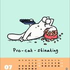 Text: "Pro-cat-stinating", "07", Kalender mit Juli-Daten. Illustration einer liegenden Katze mit Essen und Tastatur.