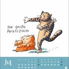 Text: "Der große Kratzbaum", "Jul". Illustration: Eine Katze streckt sich auf einer anderen, sitzenden Katze. Kalenderansicht.
