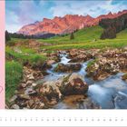 Auf der Alpstein-Kammtour, Schweiz, Kanton St. Gallen, Appenzeller Alpen. Berglandschaft mit Bach, Wiese und Berge im Sonnenuntergang.